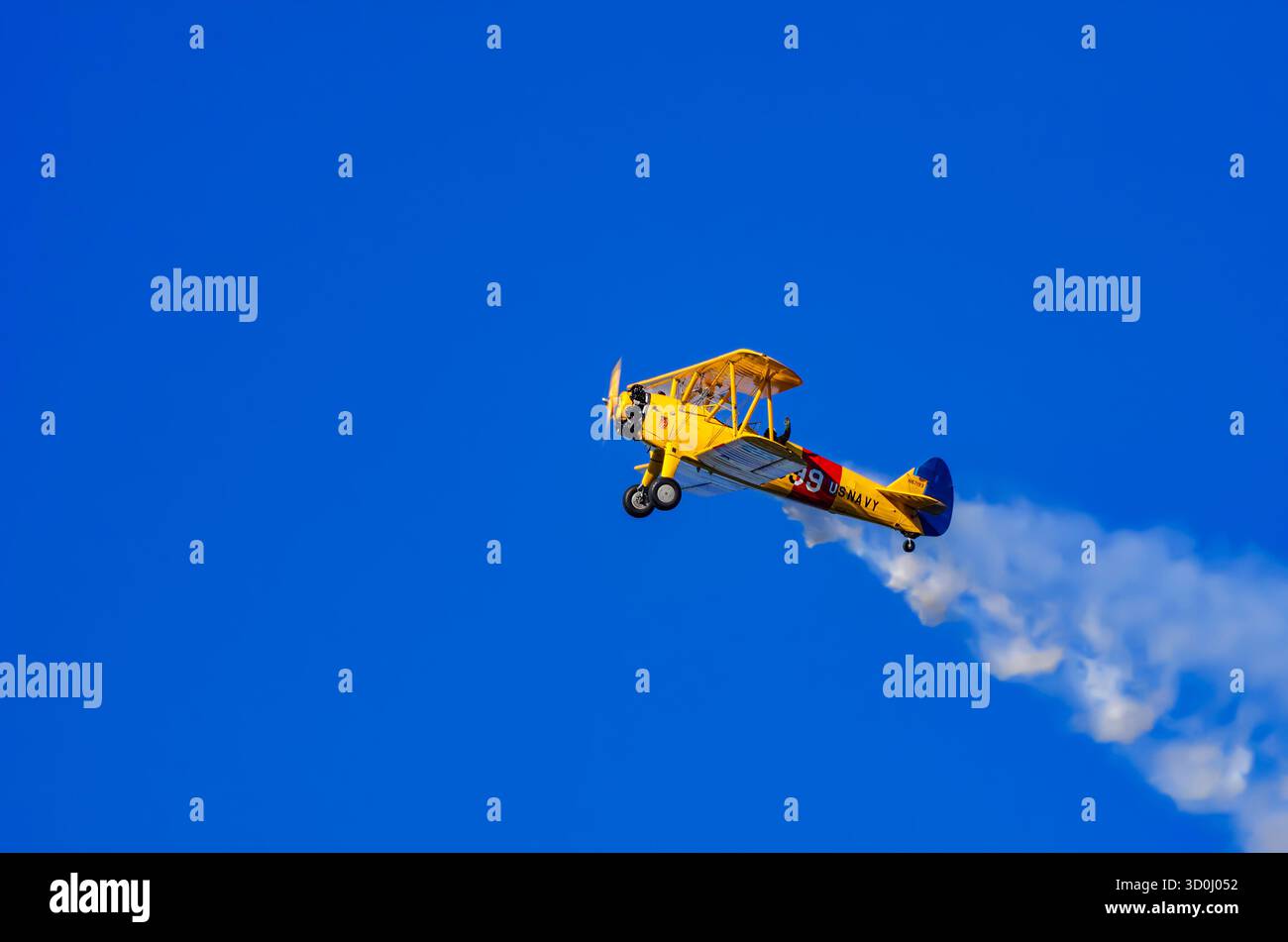 Un biplano Boeing PT-17 Stearman Model 75, durante una dimostrazione di volo ad uno spettacolo aereo sulla Rossfeld a Metzingen-Glems, Baden-Wuerttemberg, Germania. Foto Stock