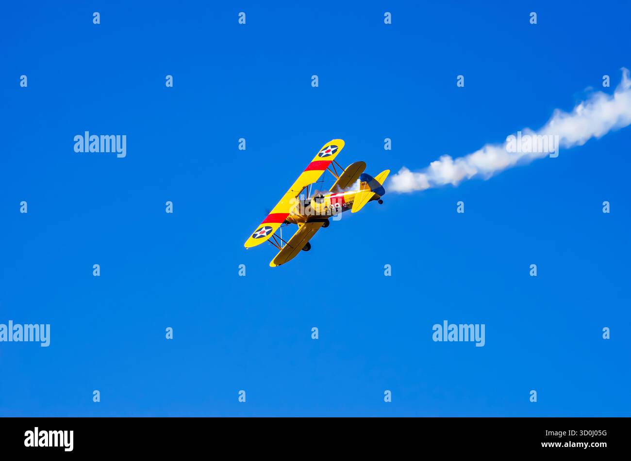 Un biplano Boeing PT-17 Stearman Model 75, durante una dimostrazione di volo ad uno spettacolo aereo sulla Rossfeld a Metzingen-Glems, Baden-Wuerttemberg, Germania. Foto Stock