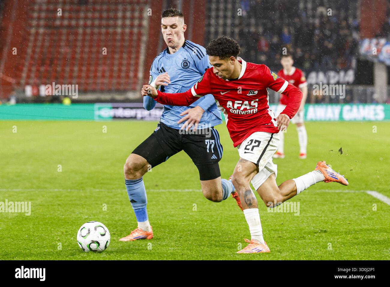 Alkmaar, Paesi Bassi. 23 ottobre 2025. ALKMAAR, 23-10-2025, AFAS Stadium, stagione 2025/2026, UEFA Conference League football, fase League il giorno 2, partita tra AZ e SK Slovan Bratislava, foto mostra SK Slovan Bratislava giocatore Danylo Ihnatenko e AZ giocatore Ro-Zangelo Daal credito: Pro Shots/Alamy Live News Foto Stock
