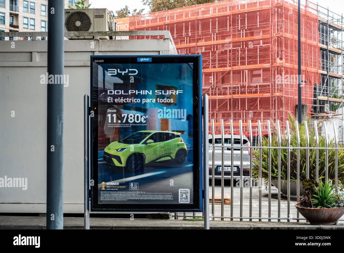 Poster di BYD Dolphin Surf EV a Vigo, Spagna, che pubblicizza auto elettriche a prezzi accessibili con sovvenzioni disponibili nell'ambito del piano spagnolo MOVES III. Foto Stock