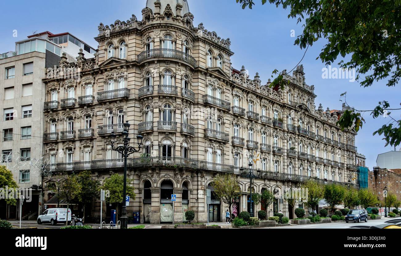 Storico edificio in pietra ornato con balconi in ferro a Vigo, Galizia, Spagna, un ottimo esempio di architettura del XIX secolo nel centro della città. Foto Stock
