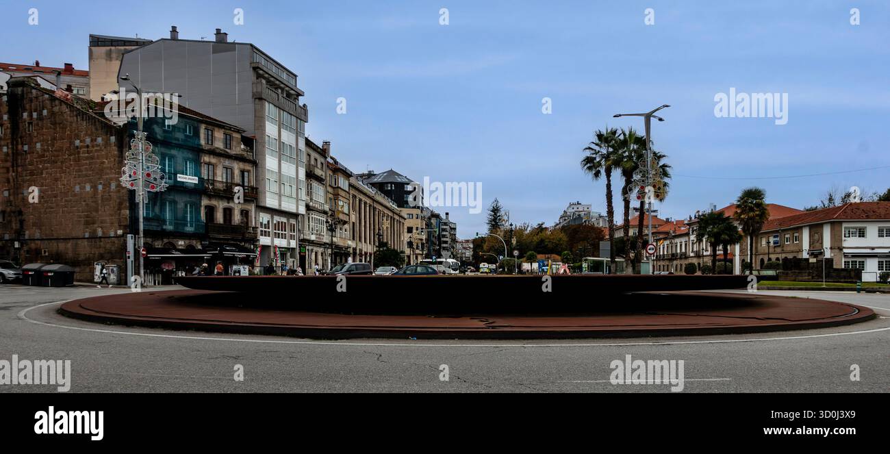 La fontana Fuente del Bicentenario in Plaza de España a Vigo, Galizia, Spagna, un punto di riferimento della città circondato da edifici storici e palme. Foto Stock