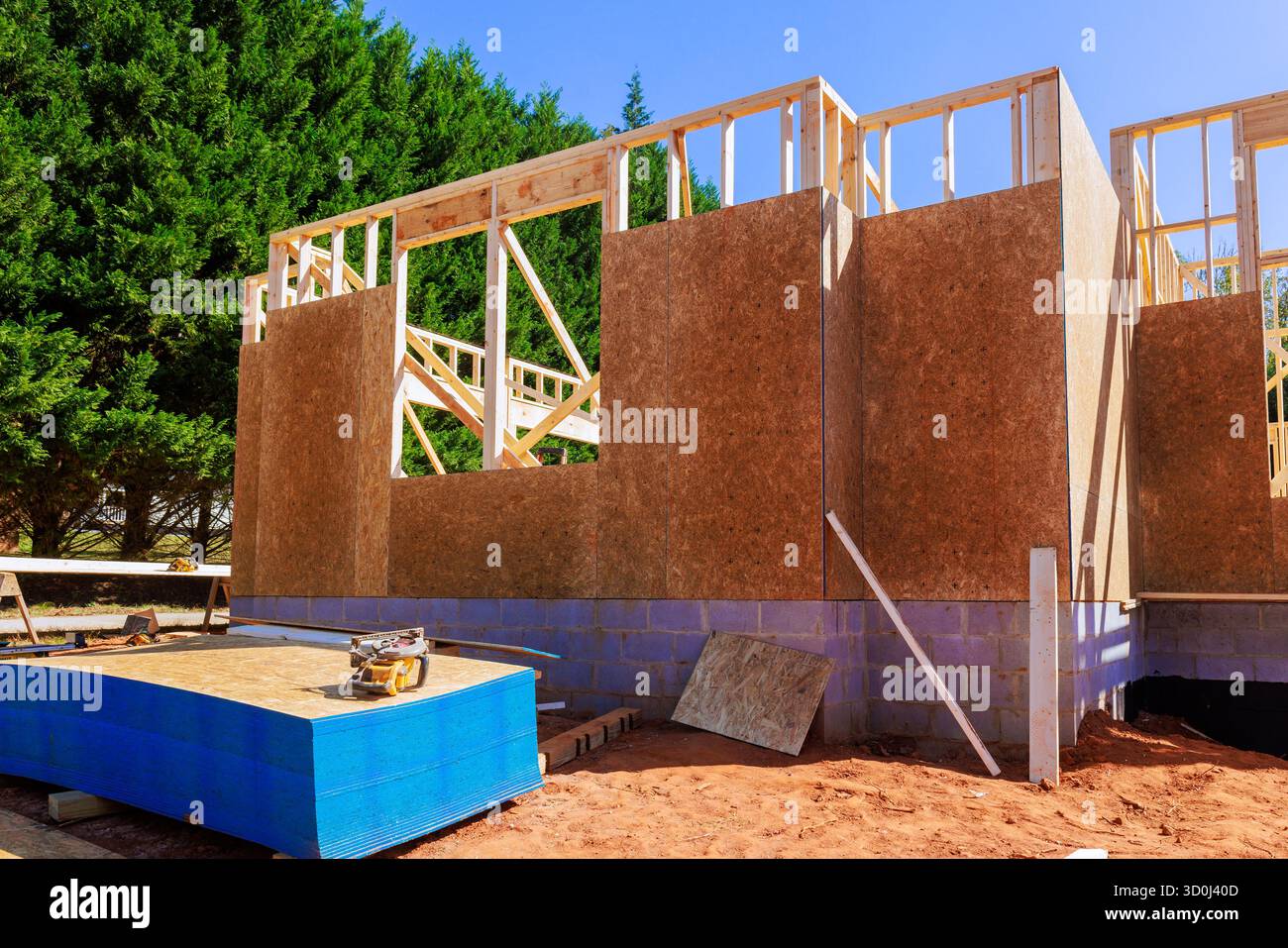 Cantiere con rivestimenti in legno in corso, costruire una nuova casa Foto Stock