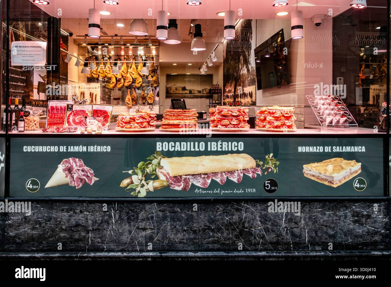 Vetrina di Casa Cerralbo a Vigo, Galizia, Spagna, che espone prosciutto iberico, bocadillo, e hornazo de Salamanca, salumi tradizionali spagnoli. Foto Stock