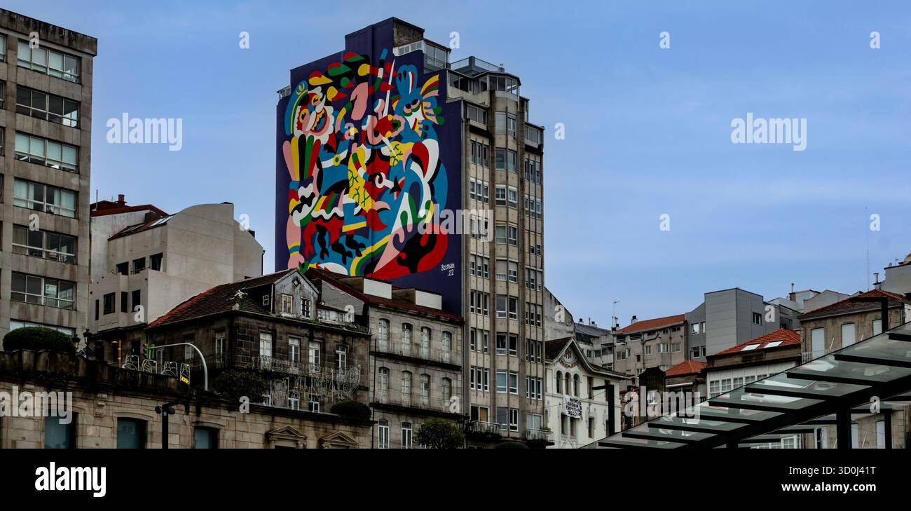 Colorato murale dell'artista 3ttman su un alto edificio a Vigo, Galizia, Spagna, creato nel 2022, un esempio impressionante di Street art urbana contemporanea Foto Stock