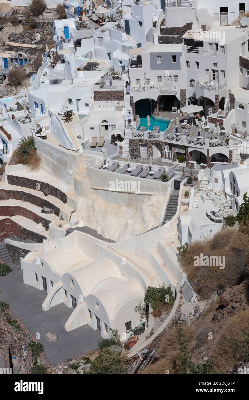 La splendida città di Oia è una grande destinazione turistica sull'isola di Santorini - Isole Cicladi, Grecia Foto Stock
