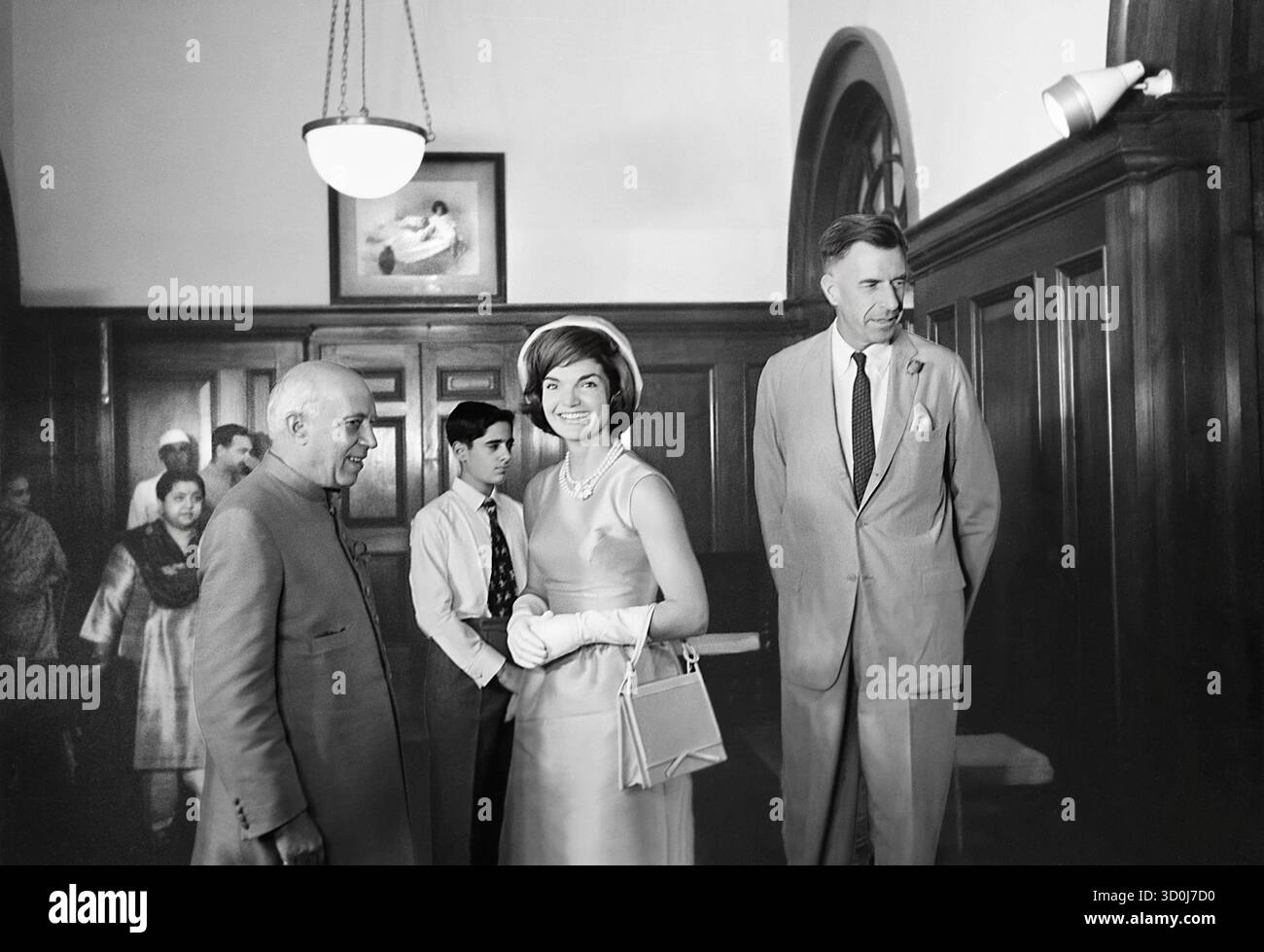 La First Lady statunitense Jacqueline Kennedy e l'ambasciatore statunitense in India John Kenneth Galbraith (a destra) in visita con il primo ministro indiano Jawaharlal Nehru (a sinistra) presso la residenza del primo ministro, Teen Murti Bhavan, nuova Delhi, India, Cecil Stoughton, White House Photographs, 13 marzo 1962 Foto Stock