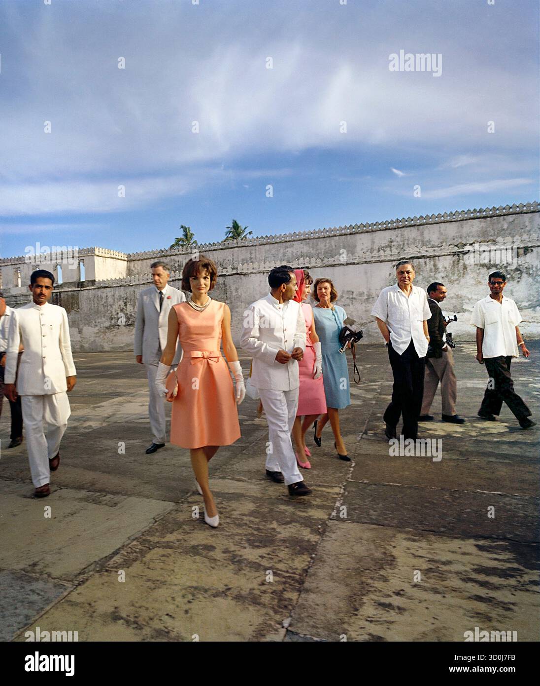 First Lady statunitense Jacqueline Kennedy, Ambasciatore degli Stati Uniti in India John Kenneth Galbraith (background), Maharana di Udaipur, Bhagwat Singh, sorella della Sig.ra Kennedy, Principessa Lee Radziwill di Polonia, hostess di Washington Joan Braden e Ambasciatore indiano negli Stati Uniti B.K. Nehru, visita dell'isola palazzo di Jag Mandir sul lago Pichola, Udaipur, Rajasthan, India, Cecil Stoughton, White House Photographs, 17 marzo 1962 Foto Stock