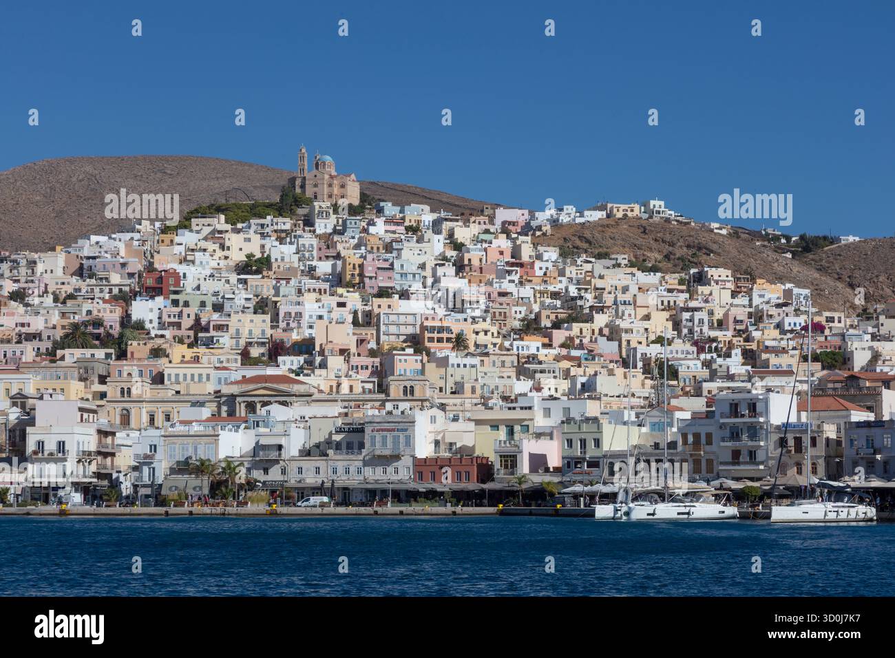 La chiesa della Metamorfosi si sorge su una collina sopra la città di Ermoupoli - Isola di Syros, Isole Cicladi, Grecia Foto Stock