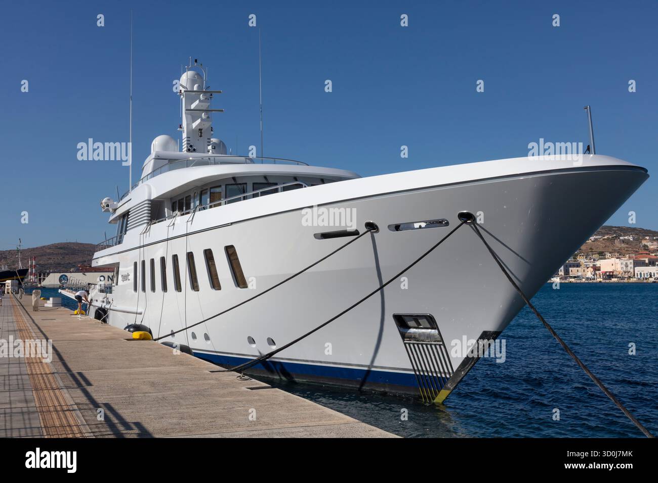 Un elegante yacht all'ancora nella città di Ermoupoli sul Mar Egeo - isola di Syros, Isole Cicladi, Grecia Foto Stock