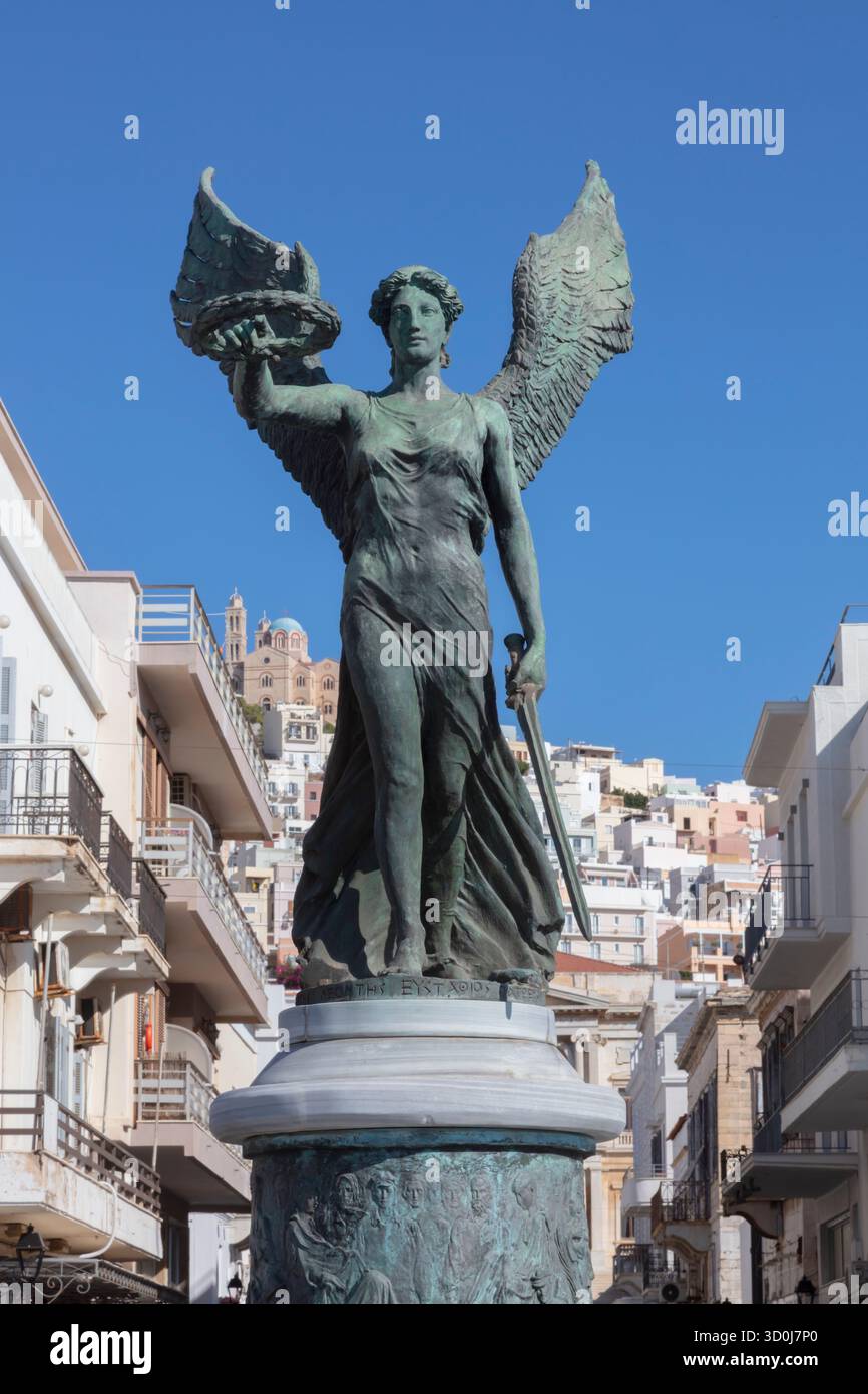 Il Monumento alla resistenza di Eustathios Leontis è stato inaugurato nel 1992 nella città di Ermoupoli - Isola di Syros, Isole Cicladi, Grecia Foto Stock