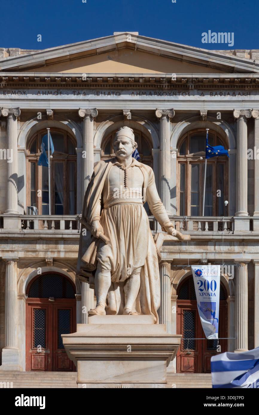 Statua in marmo di Andreas Miaoulis di fronte al municipio nella città di Ermoupoli - Isola di Syros, Isole Cicladi, Grecia Foto Stock