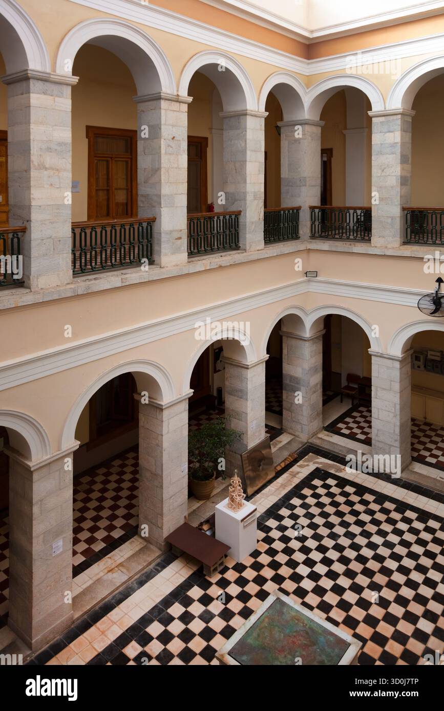 Interno architettonico del municipio neoclassico in Piazza Miaouli a Ermoupoli - Isola di Syros, Isole Cicladi, Grecia Foto Stock
