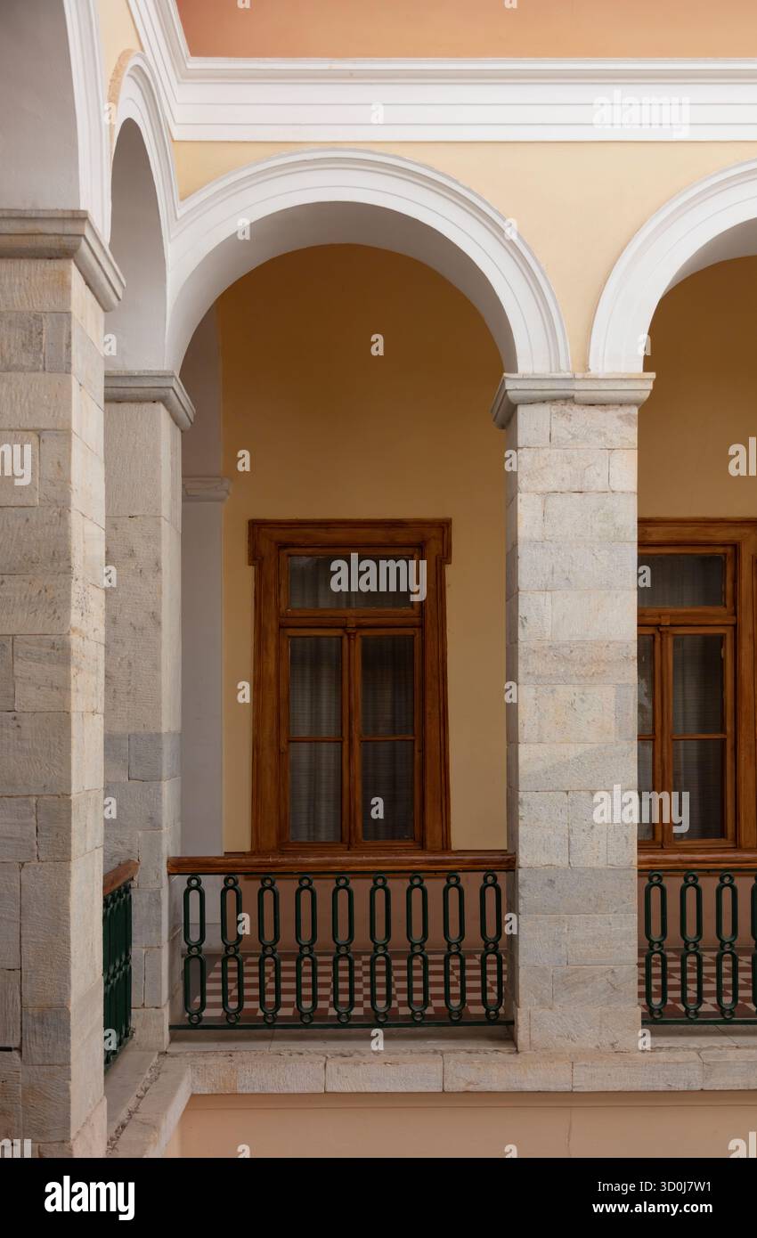 Interno architettonico del municipio neoclassico in Piazza Miaouli a Ermoupoli - Isola di Syros, Isole Cicladi, Grecia Foto Stock