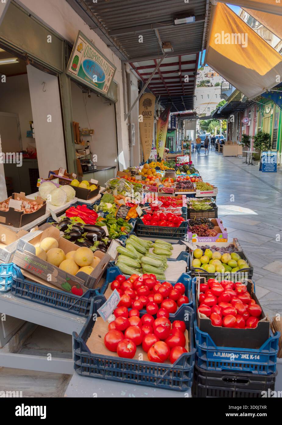 Verdure e pomodori freschi in vendita nel comune di Ermoupoli - Isola di Syros, Isole Cicladi, Grecia Foto Stock