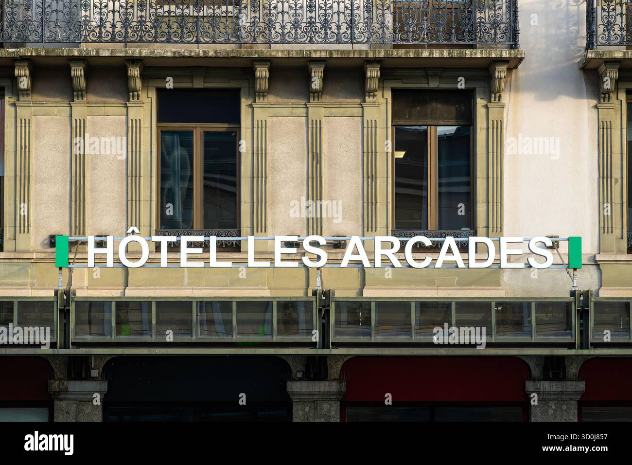 Ginevra, Svizzera - 3 ottobre 2025: Hotel Les Arcades è un affascinante hotel a 2 stelle economico situato nel cuore di Ginevra Foto Stock
