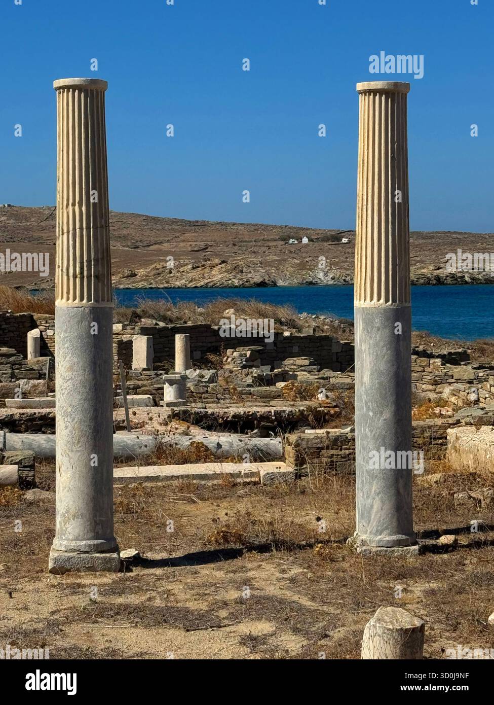 Colonne greche presso il sito Patrimonio dell'Umanità dell'isola di Delo, un antico sito di rovine greche: Le Isole Cicladi, Grecia Foto Stock