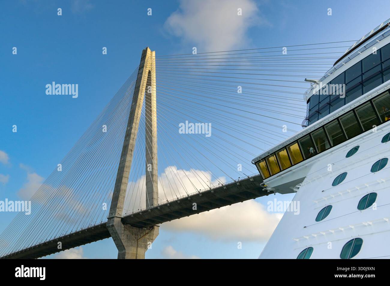 Canale di Panama, Panama - 23 gennaio 2024: Vista grandangolare della parte anteriore di una grande nave da crociera mentre passa sotto il Ponte degli Atlantici Foto Stock