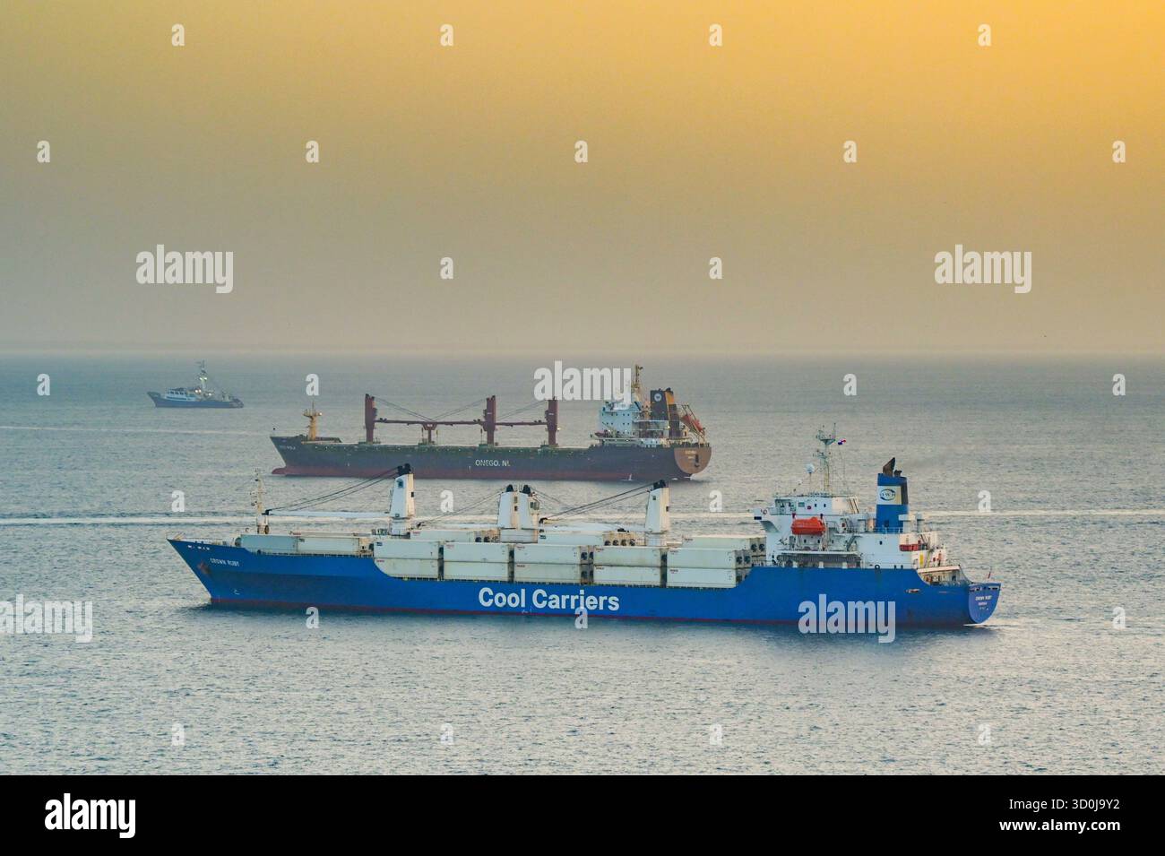 Panama - 23 gennaio 2024: Nave portacontainer Crown Ruby gestita da Cool Carriers all'ancora in attesa di transito sul Canale di Panama Foto Stock
