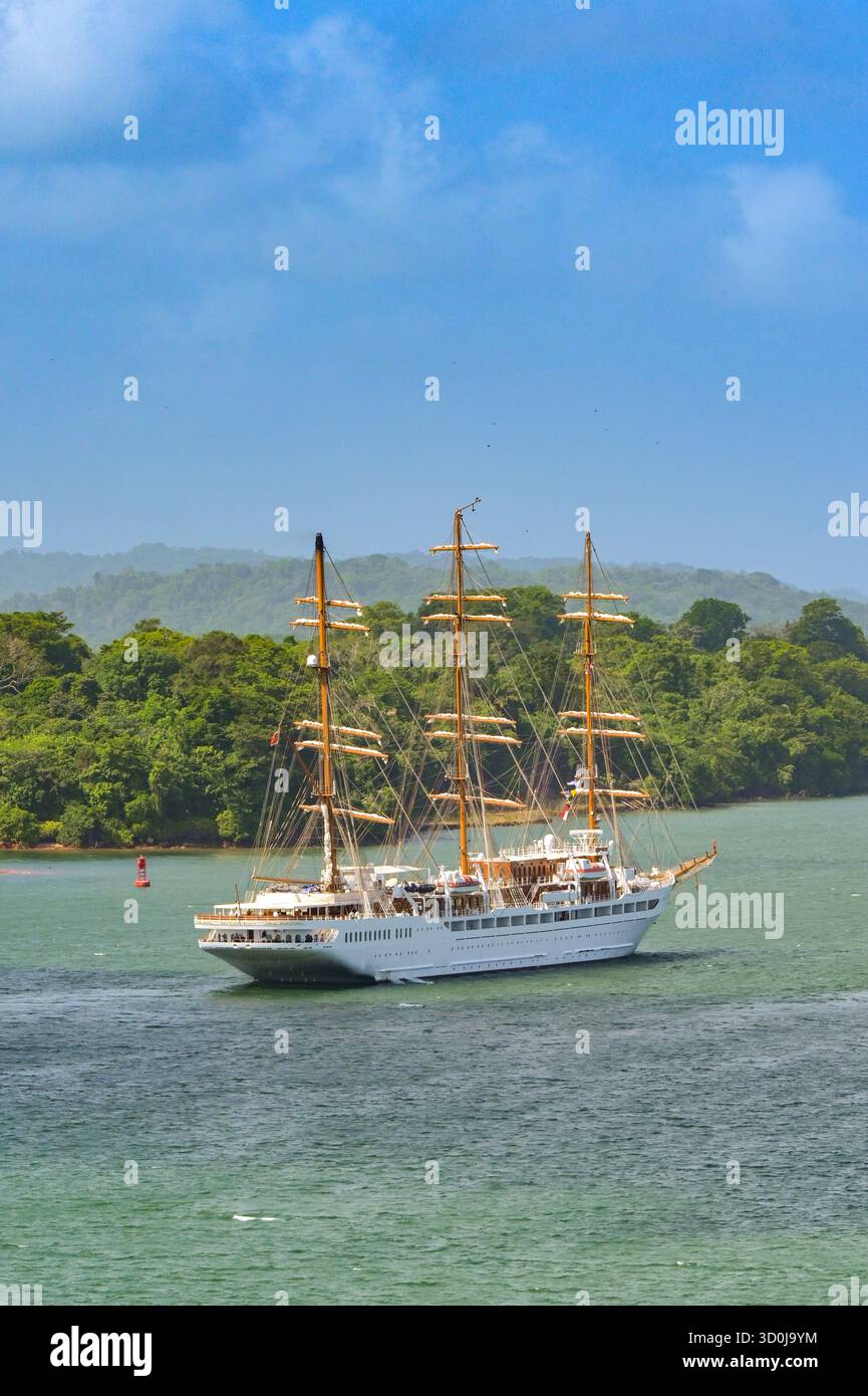 Canale di Panama, Panama - 323 gennaio 2024: Vista panoramica di una nave a vela Windstar Cruises sul lago Gatun mentre transita per il Canale di Panama. Foto Stock