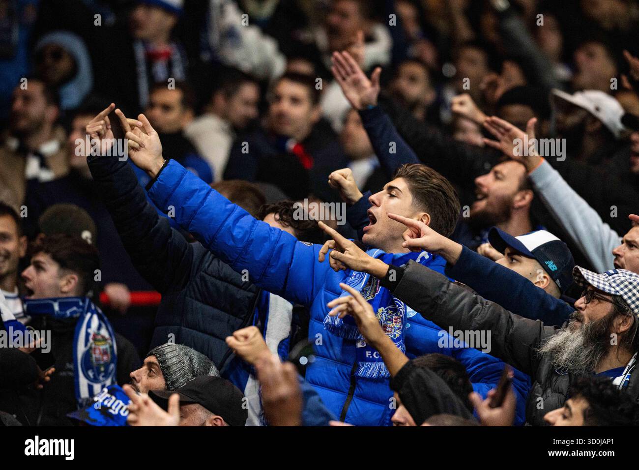 The City Ground, Nottingham, Regno Unito. 23 ottobre 2025. UEFA Europa League Football, Nottingham Forest contro Porto; i tifosi del FC Porto cantano ai tifosi del Nottingham Forest credito: Action Plus Sports/Alamy Live News Foto Stock