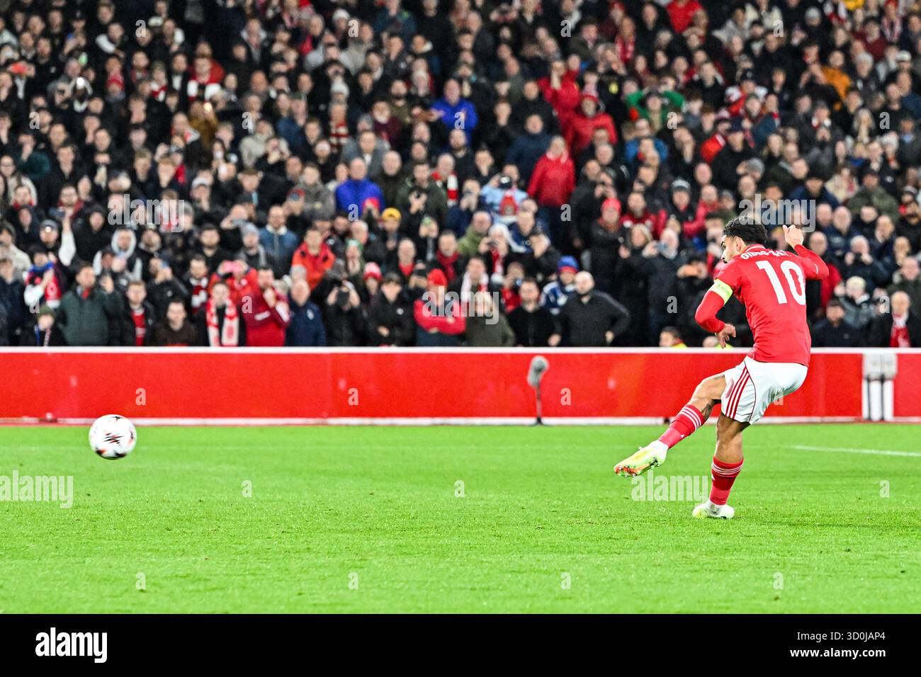 The City Ground, Nottingham, Regno Unito. 23 ottobre 2025. UEFA Europa League Football, Nottingham Forest contro Porto; Morgan Gibbs-White di Nottingham Forest segna dal punto di rigore al 19° minuto per ottenere il punteggio 1-0 Credit: Action Plus Sports/Alamy Live News Foto Stock