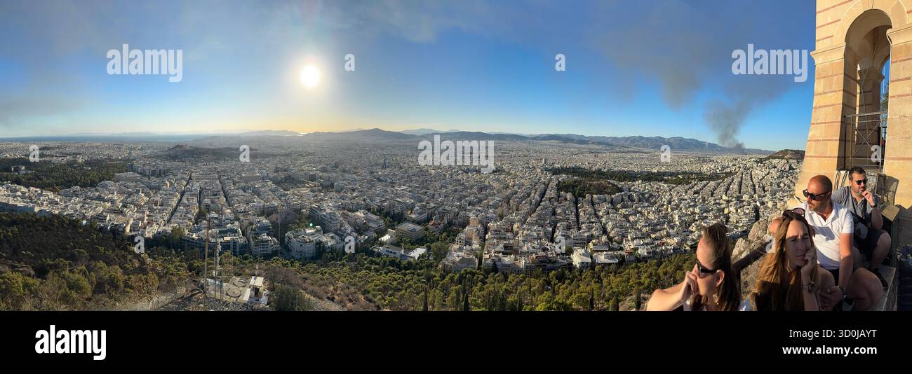 Turisti in una panoramica panoramica della città dal colle di Licabetto , una popolare attrazione turistica - Atene, Grecia Foto Stock