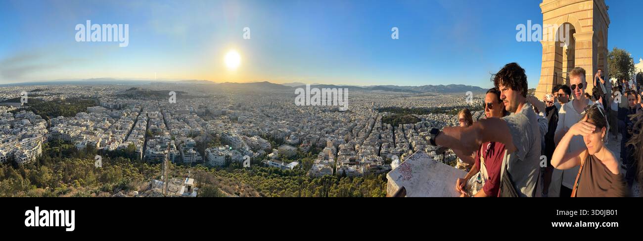 Panoramica della città dal colle di Licabetto , una popolare attrazione turistica - Atene, Grecia Foto Stock