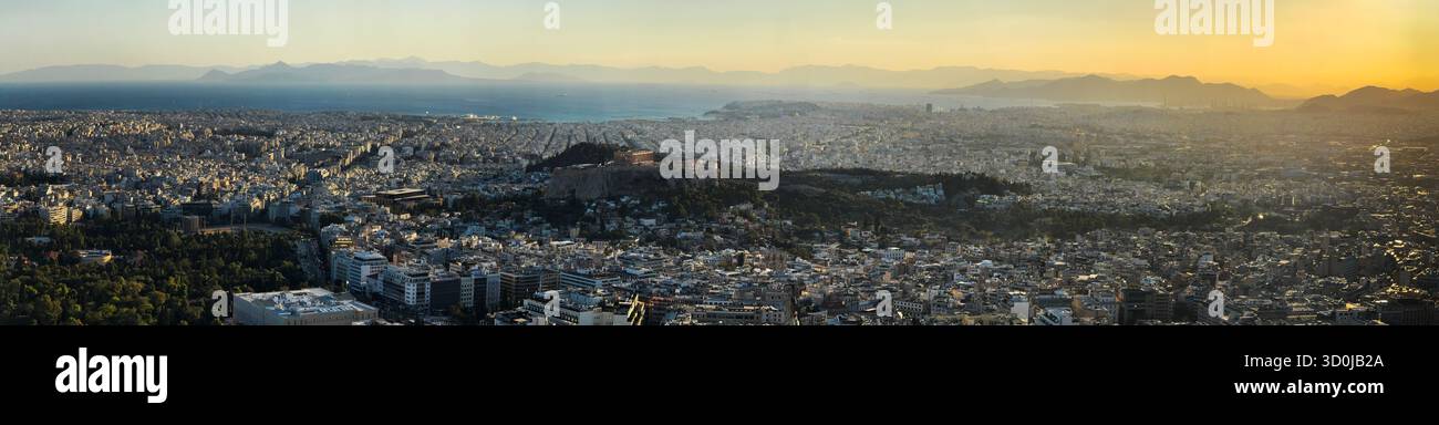 Panoramica della città dal colle di Licabetto , una popolare attrazione turistica - Atene, Grecia Foto Stock