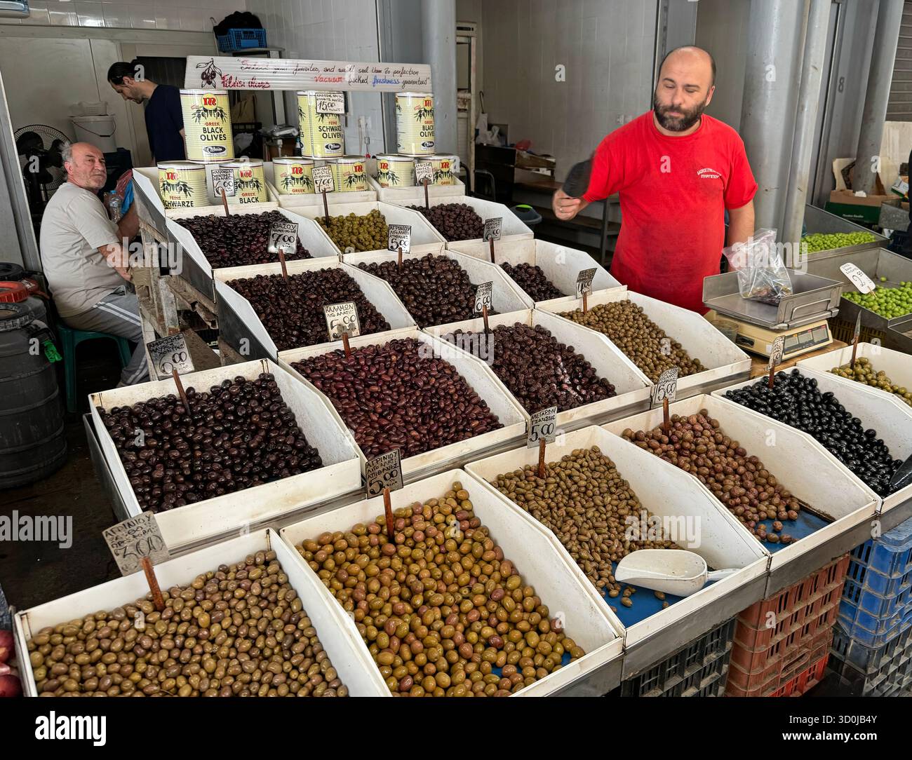 Molte varietà di olive sono coltivate e vendute in Grecia dagli uomini nei mercati locali - Atene, Grecia Foto Stock