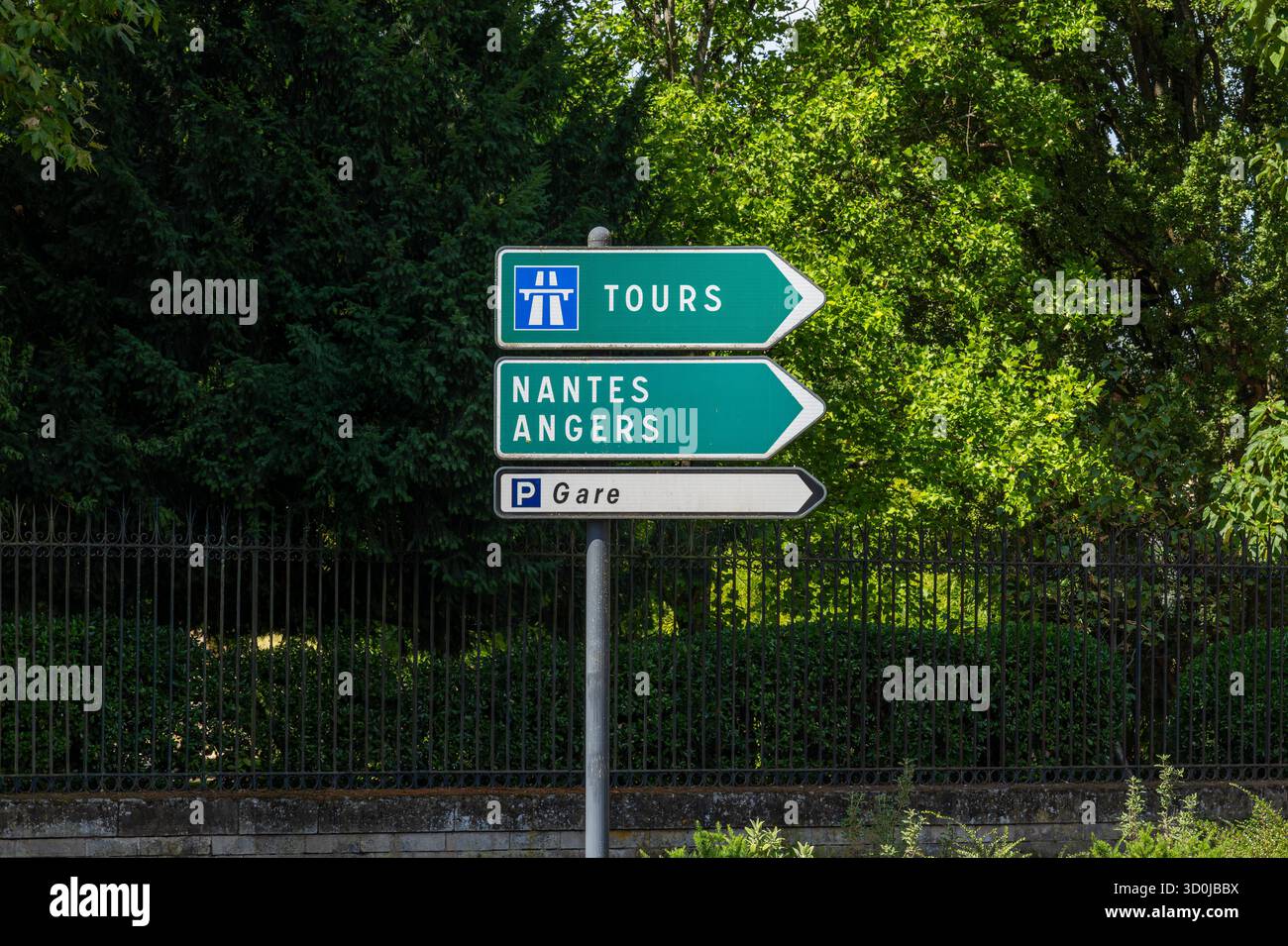 Poitiers, Francia - 2 agosto 2025: Cartello stradale a Poitiers che indica Tours, Nantes e Angers in Francia. Foto Stock