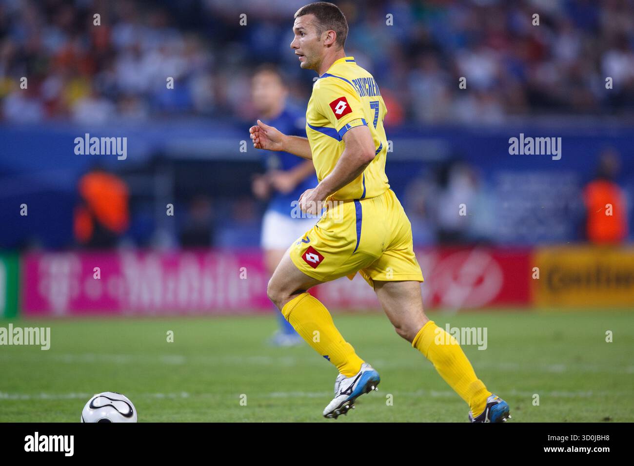 AMBURGO - GIUGNO 30: Il capitano della squadra Ucraina Andriy Shevchenko in azione durante una partita dei quarti di finale della Coppa del mondo FIFA contro l'Italia il 30 giugno 2006 ad Amburgo, Germania. Solo per uso editoriale. Uso commerciale vietato. (Fotografia di Jonathan Paul Larsen / Diadem Images) Foto Stock