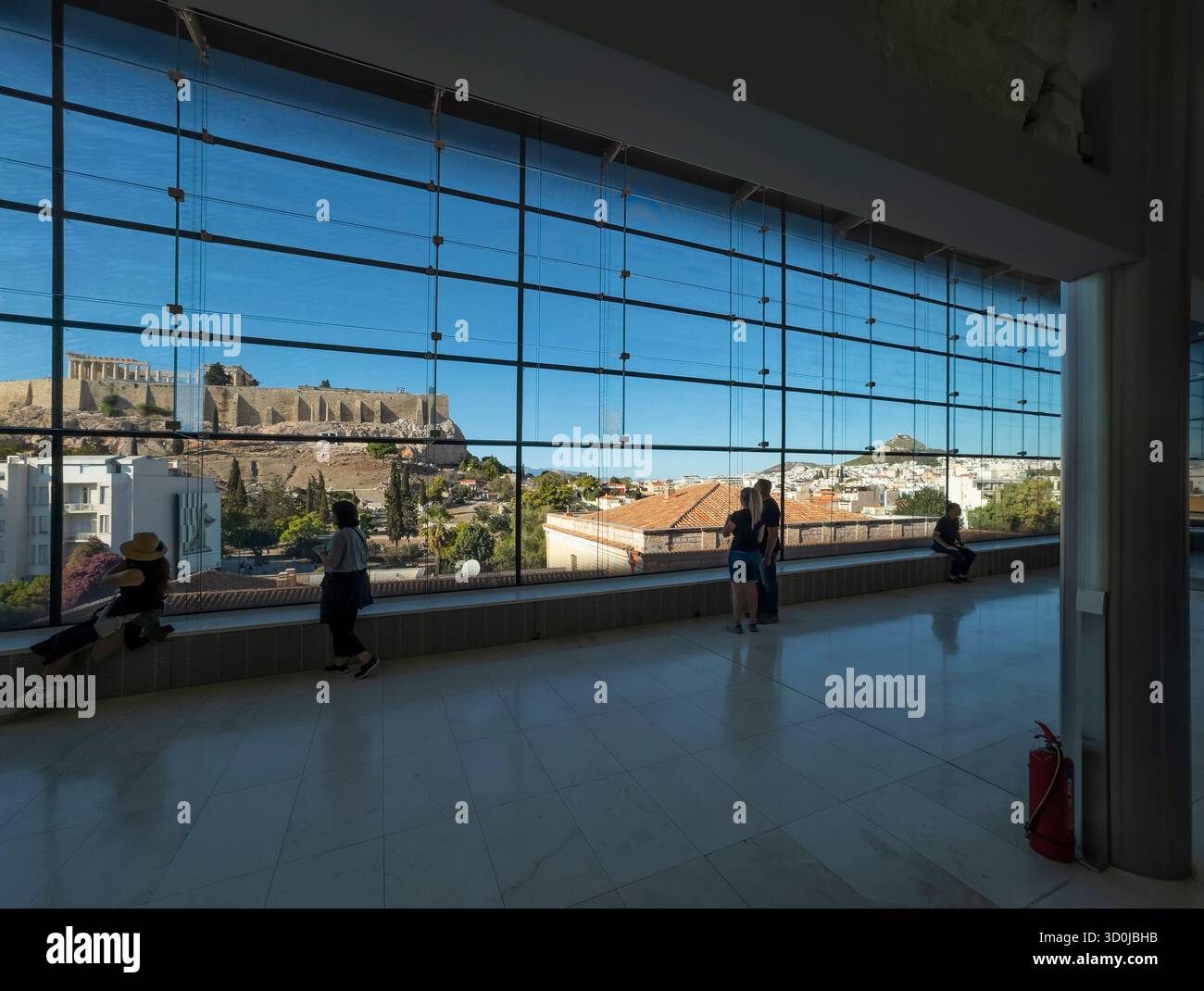 Una vista dell'Acropoli e del Partenone vista dal Museo dell'Acropoli progettato da Bernard Tschumi - Atene, Grecia Foto Stock