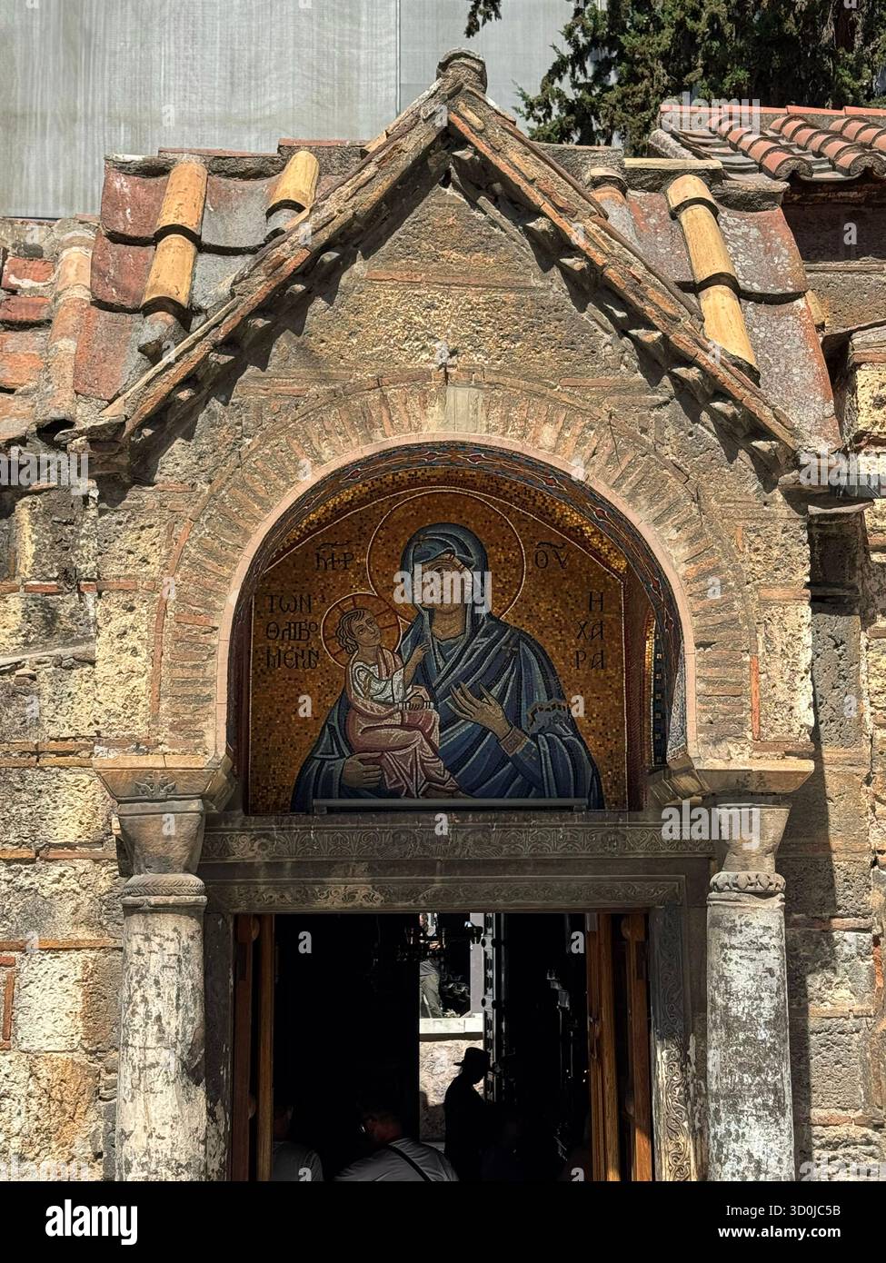 Mosaico della Madona e Gesù nella Chiesa di Panagia Kapnikarea costruito nell'XI secolo è greco-ortodosso - Atene, Grecia Foto Stock
