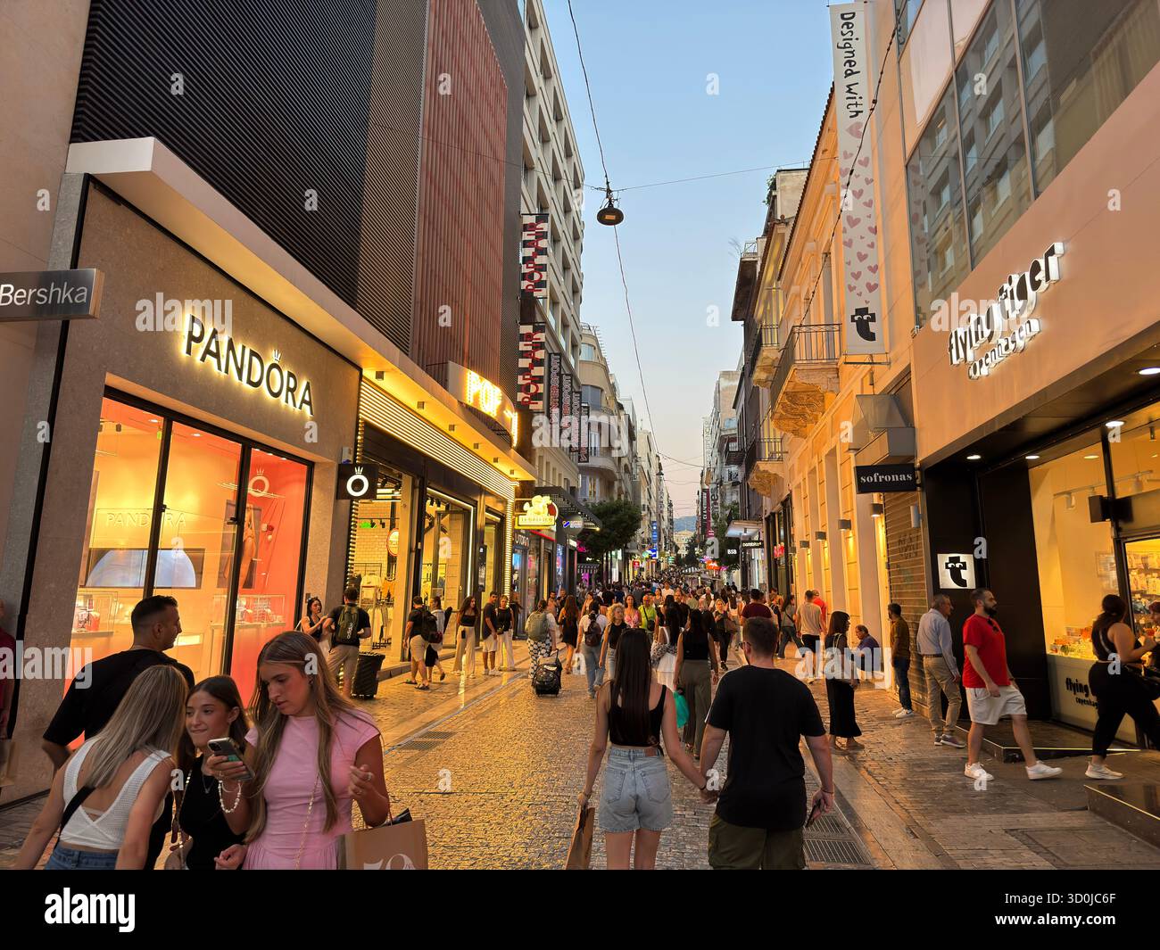 Turisti e negozi vicino a Piazza Manastiraki fu costruito dagli Ottomani nel 1759 - Atene, Grecia Foto Stock