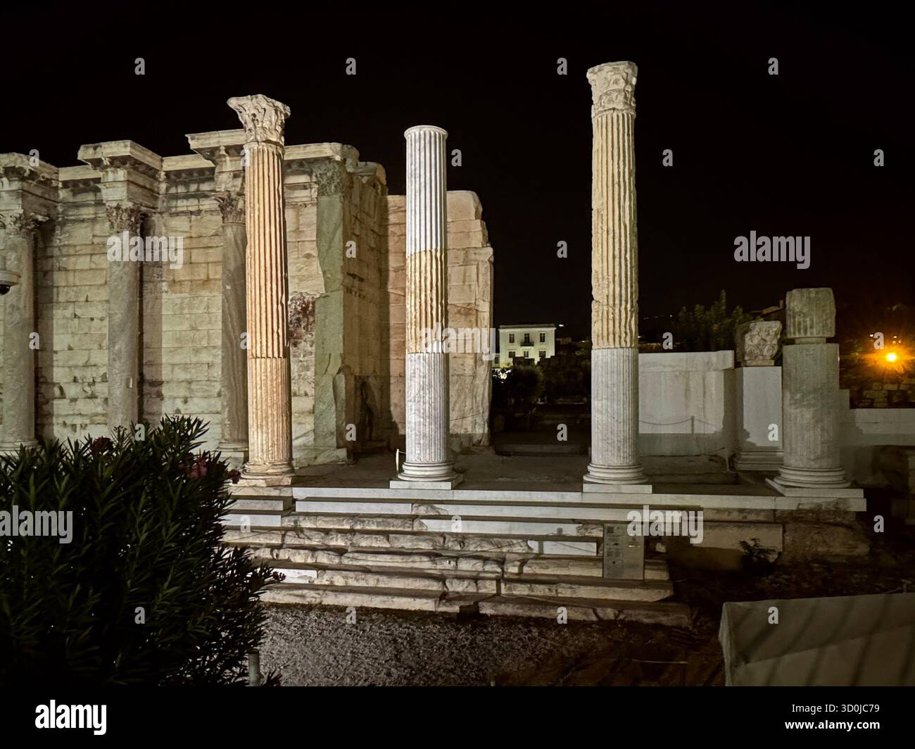 Lo scatto notturno della Biblioteca di Adriano fu costruito nel 132 d.C. con marmo caristiano e capitali penteliche - Atene, Grecia Foto Stock