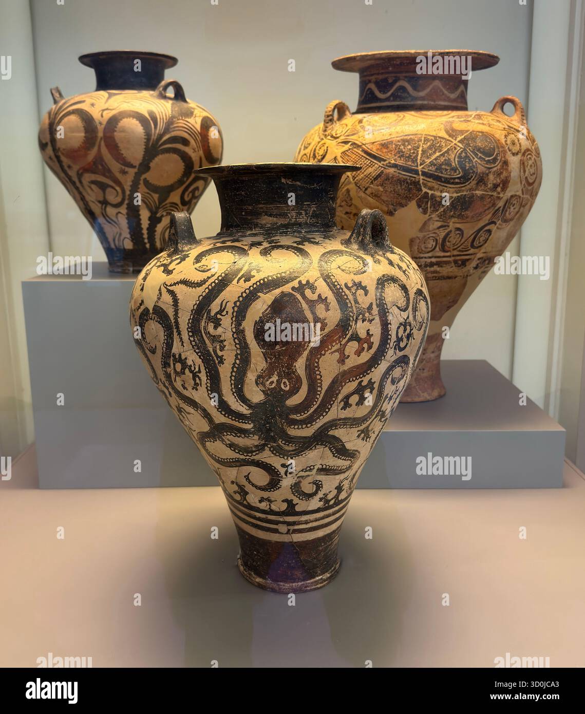 Antica urna greca con polpo presso il Museo Archeologico Nazionale di Atene, Grecia Foto Stock