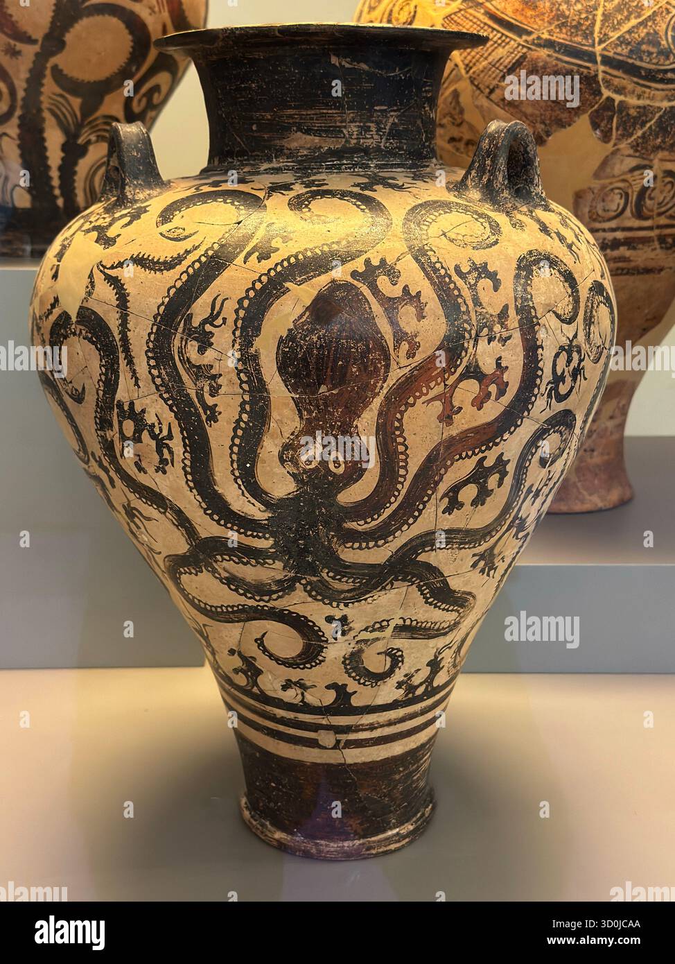 Antica urna greca con polpo presso il Museo Archeologico Nazionale di Atene, Grecia Foto Stock