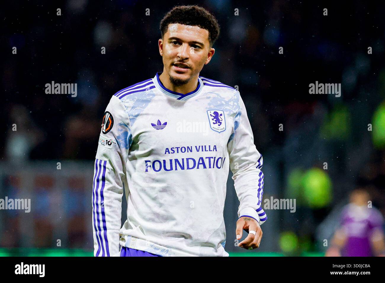 Jadon Sancho dell'Aston Villa FC guarda durante la fase MD3 della UEFA Europa League 2025/26 tra Go Ahead Eagles e Aston Villa FC allo Stadion De Adelaarshorst il 23 ottobre 2025 a Deventer, Paesi Bassi. (Crediti: Marcel ter Bals/MTB-Photo/Alamy Live News) Foto Stock