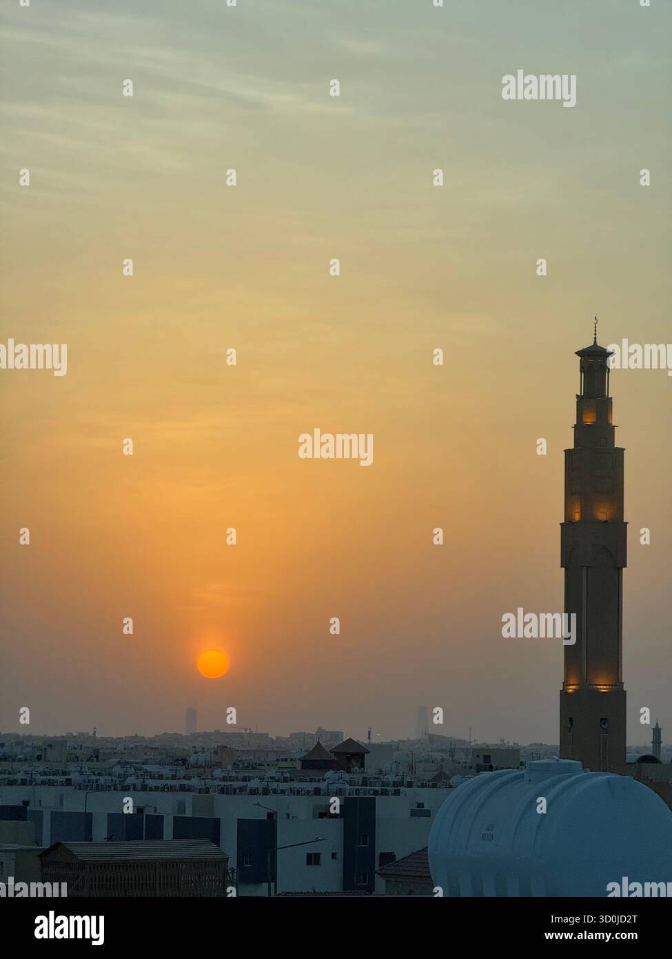 Il bagliore dell'ora d'oro e le vedute torreggianti. Serenità al tramonto. C'è qualcosa di così tranquillo in questa vista. - Immagine stock catturata con smartphone