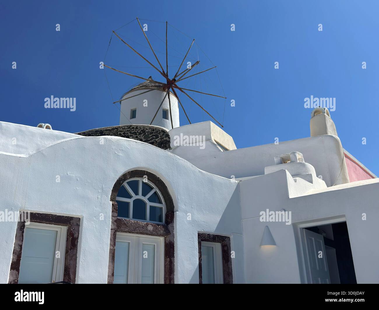 Gli iconici mulini a vento di Oia sull'isola di Santorini - Isole Cicladi, Grecia Foto Stock