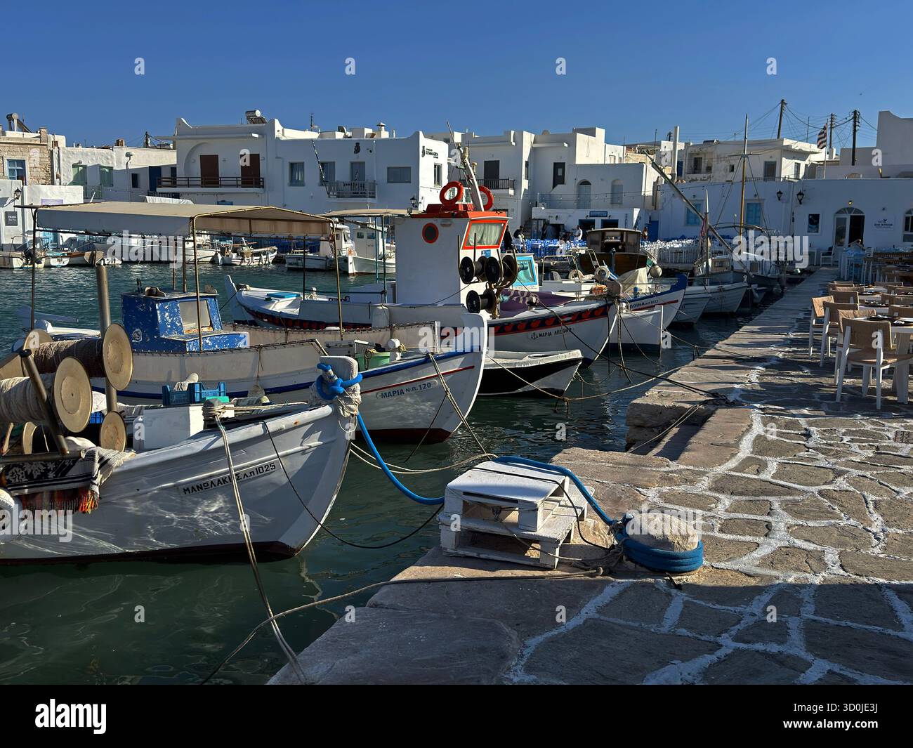 Il villaggio turistico e di pescatori di Naousa Port sull'isola di Paros - Isole Cicladi, Grecia Foto Stock