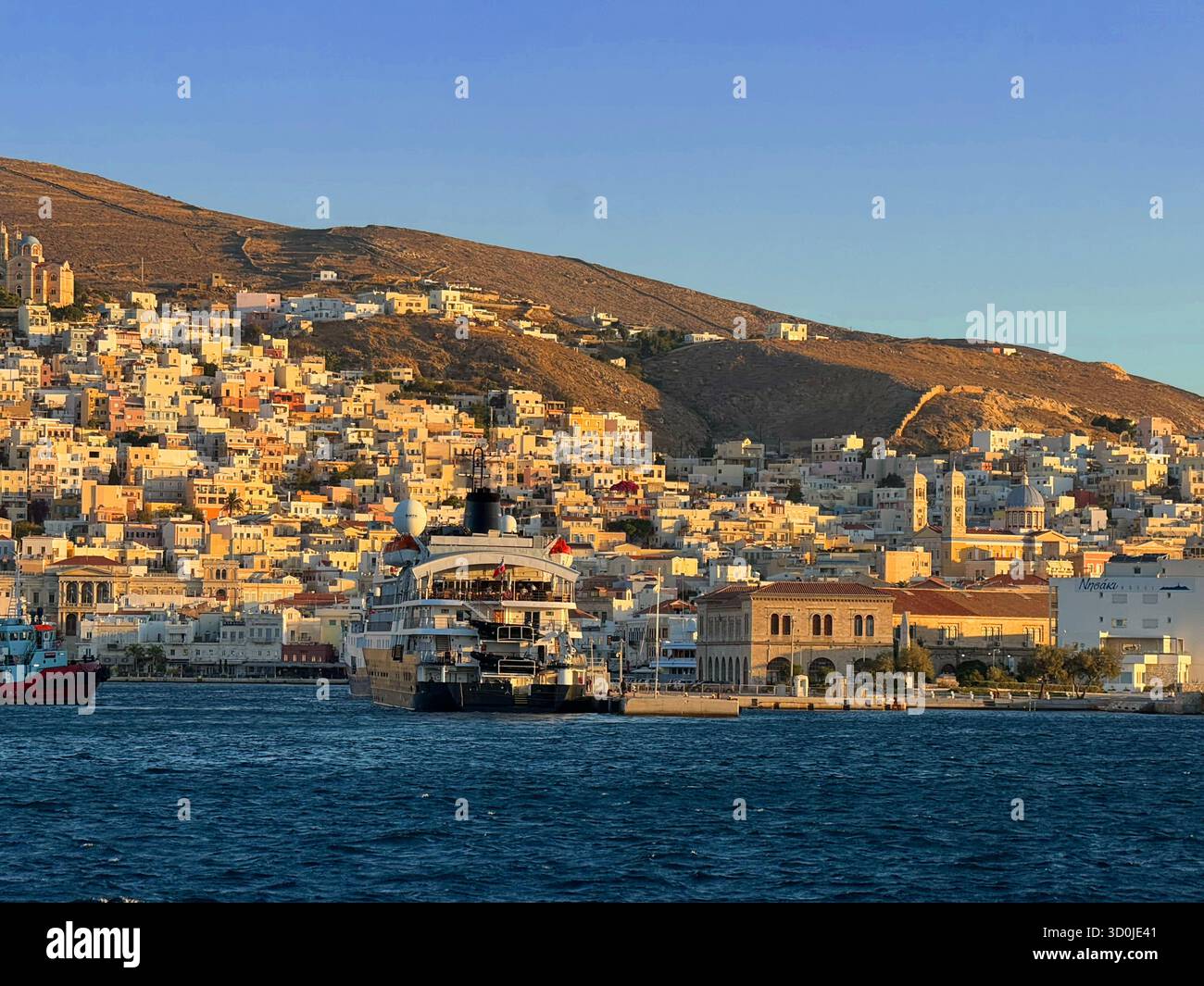 Il porto di Ermoupoli sul Mar Egeo - Isola di Syros, Isole Cicladi, Greeceece Foto Stock
