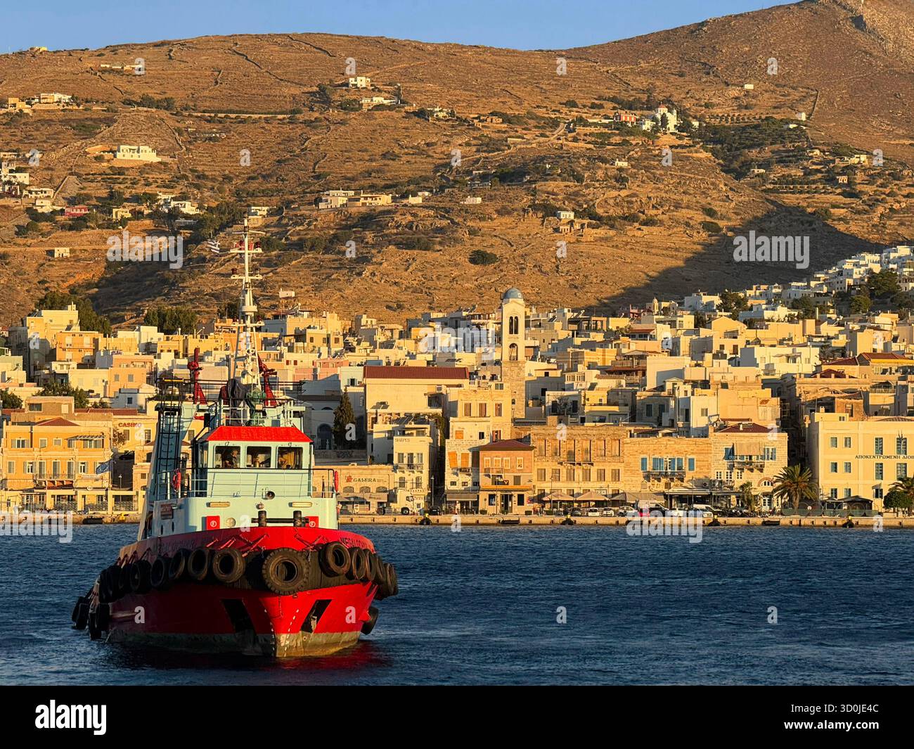 Un rimorchiatore nel porto di Ermoupoli sul Mar Egeo - Isola di Syros, Isole Cicladi, Grecia Foto Stock