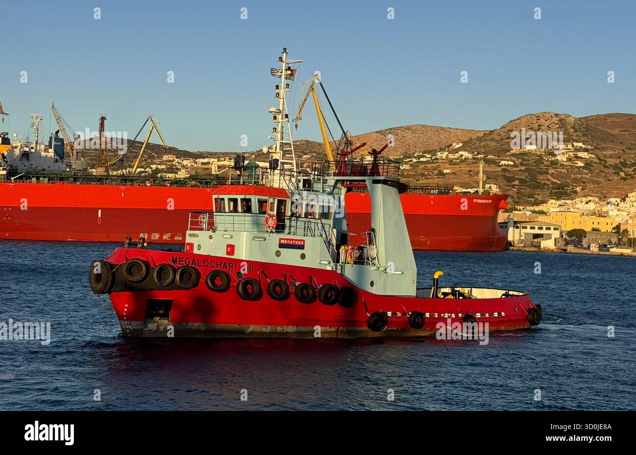 Un rimorchiatore nel porto di Ermoupoli sul Mar Egeo - Isola di Syros, Isole Cicladi, Grecia Foto Stock