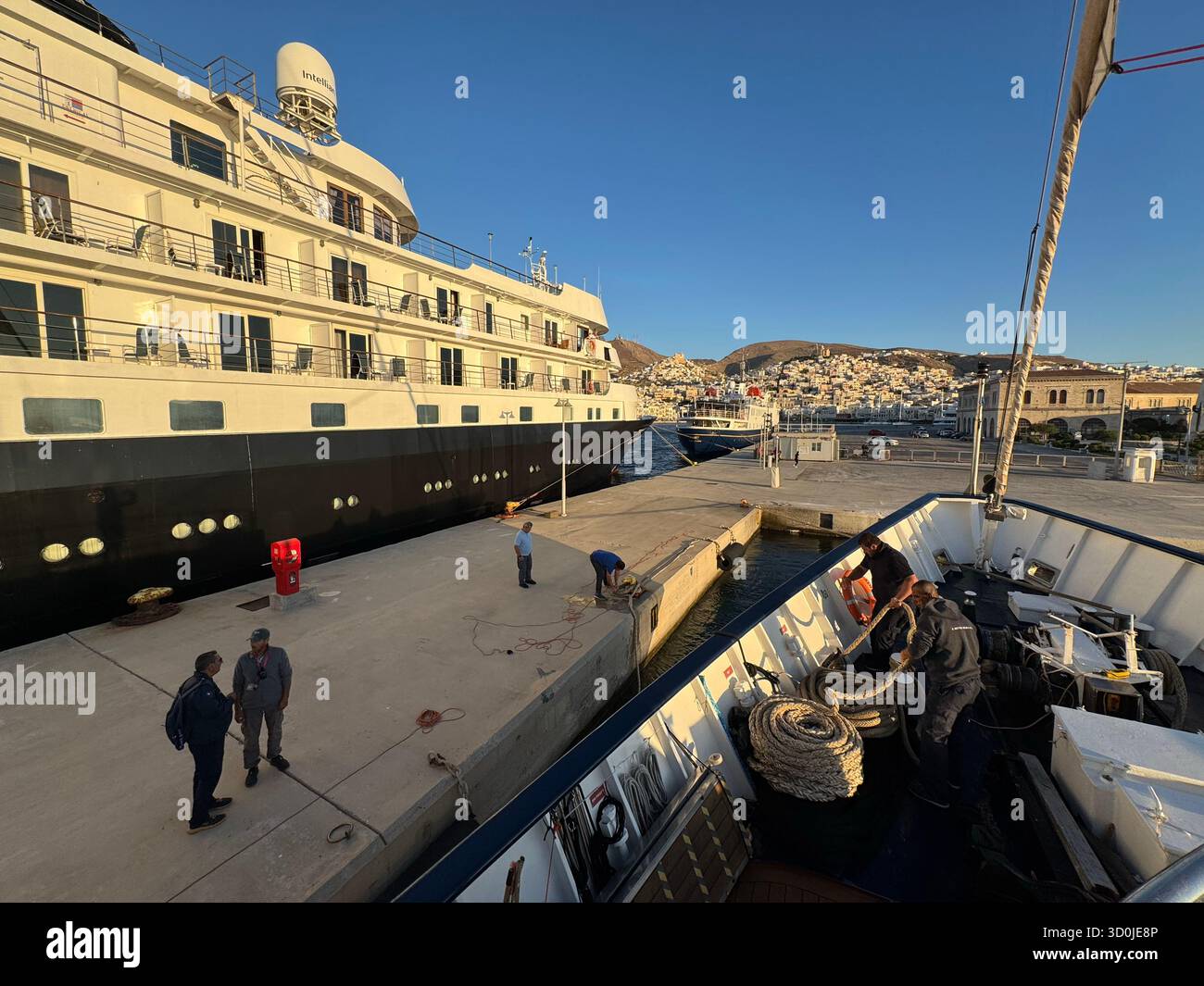 Navi da crociera attraccate nella città portuale di Ermoupoli - Isola di Syros, Isole Cicladi, Grecia Foto Stock