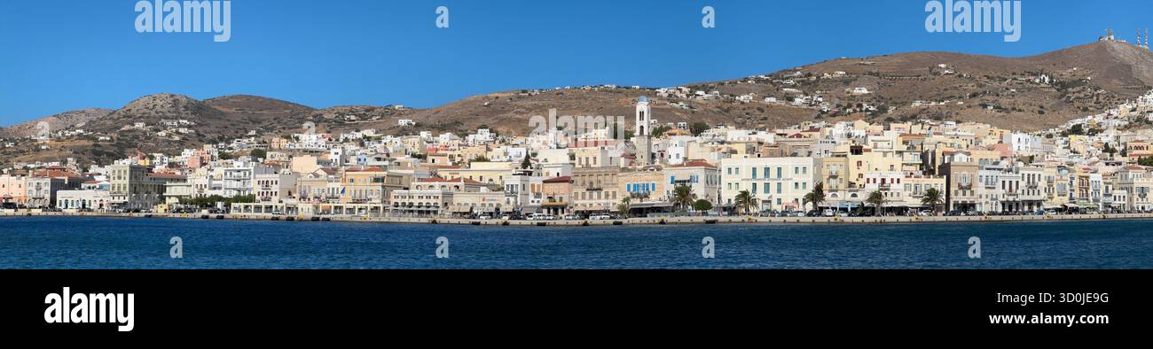 Un panorama della città di Ermoupoli incastonato nel Mar Egeo - Isola di Syros, Isole Cicladi, Grecia Foto Stock