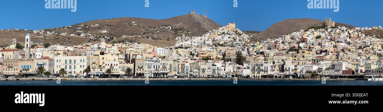 Un panorama della città di Ermoupoli incastonato nel Mar Egeo - Isola di Syros, Isole Cicladi, Grecia Foto Stock