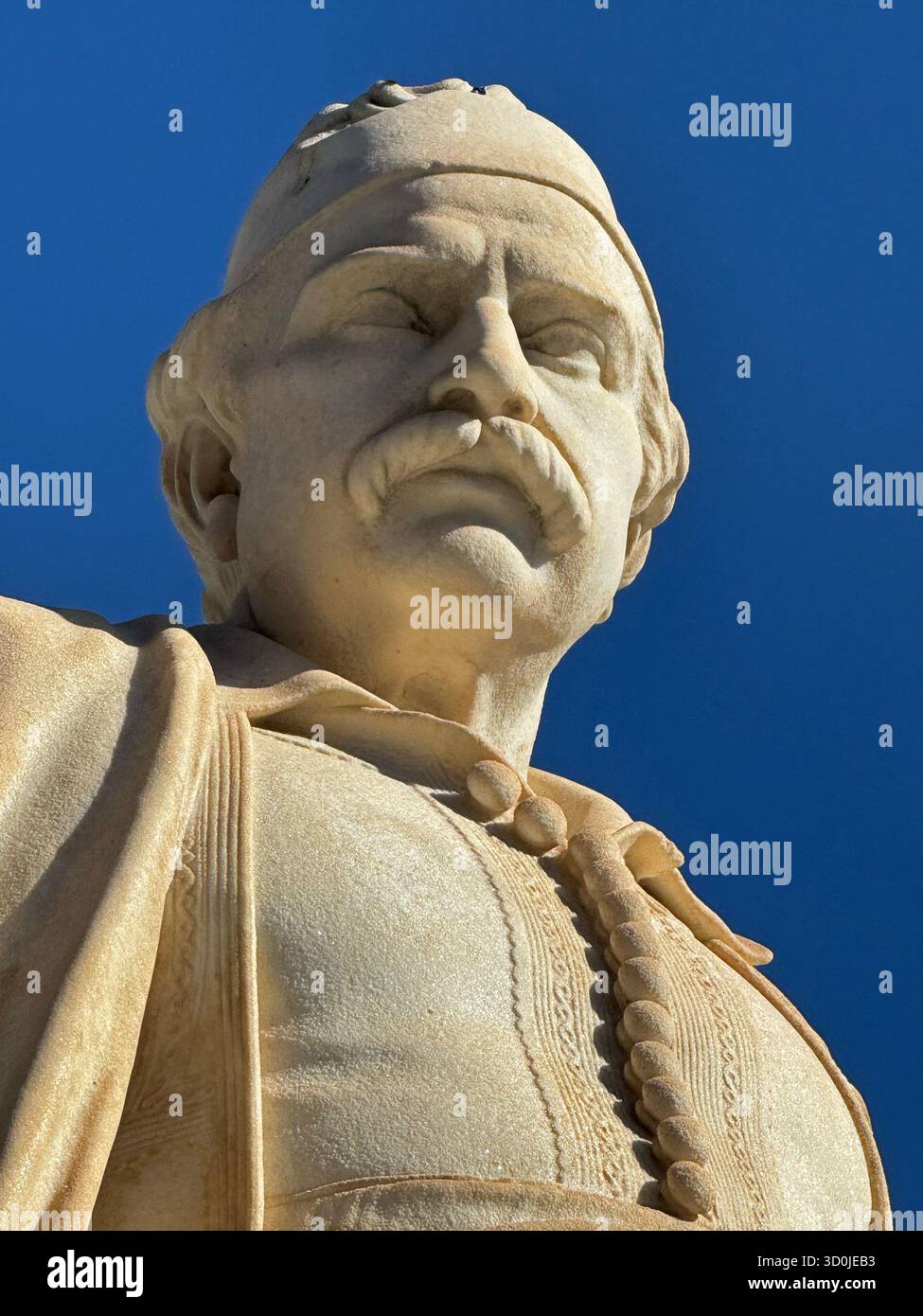 Statua in marmo di Andreas Miaoulis di fronte al municipio nella città di Ermoupoli - Isola di Syros, Isole Cicladi, Grecia Foto Stock