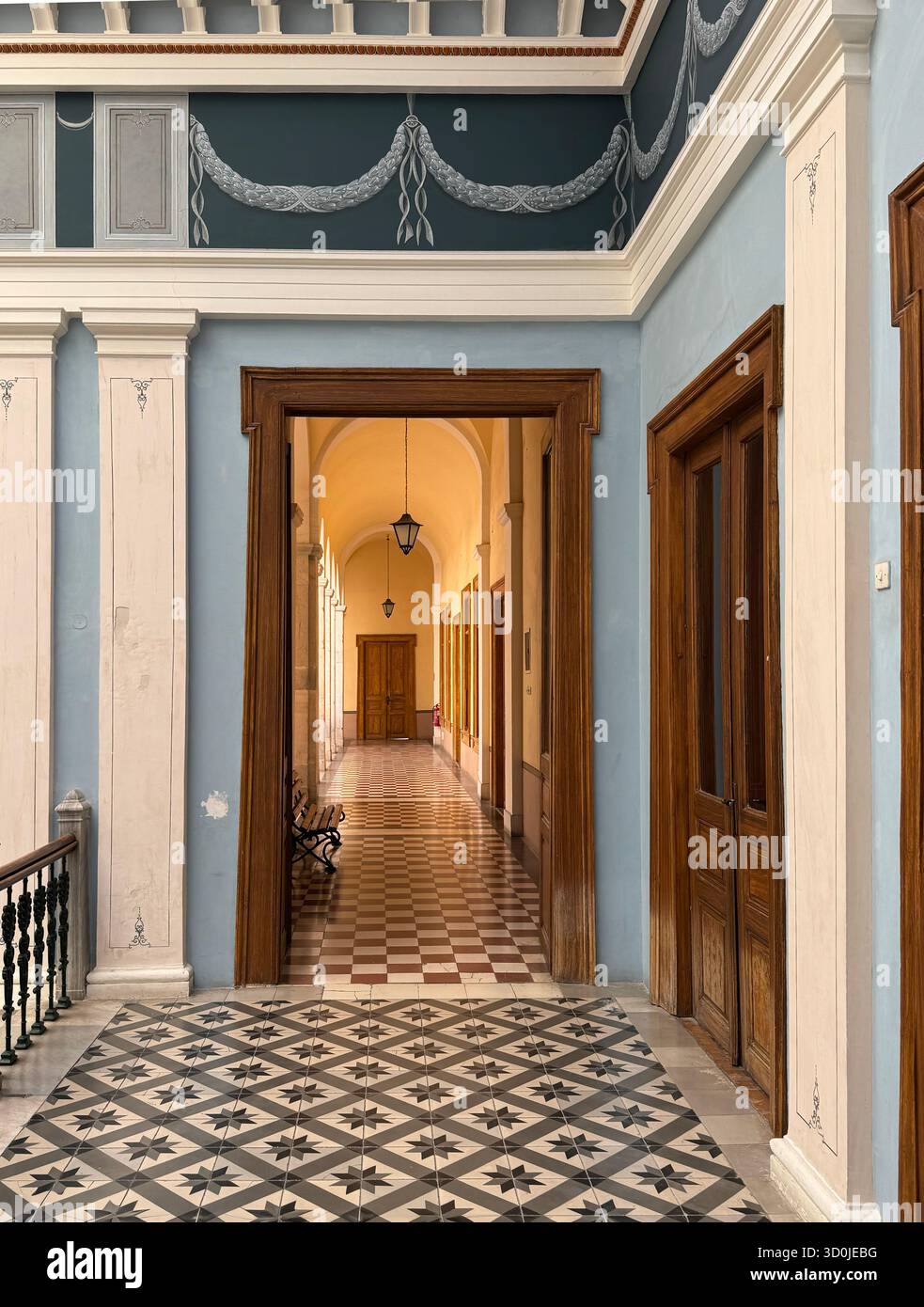 Interno architettonico del municipio neoclassico in Piazza Miaouli a Ermoupoli - Isola di Syros, Isole Cicladi, Grecia Foto Stock